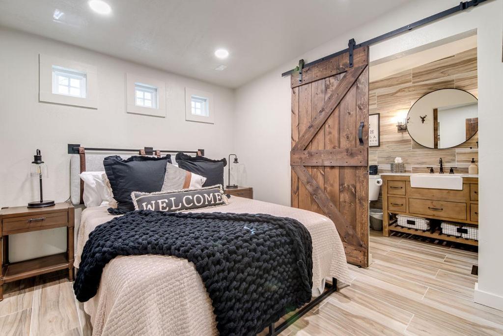 Southern Charm - Near Main With Hot Tub Fredericksburg Exterior foto