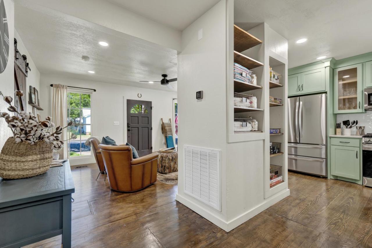 Southern Charm - Near Main With Hot Tub Fredericksburg Exterior foto