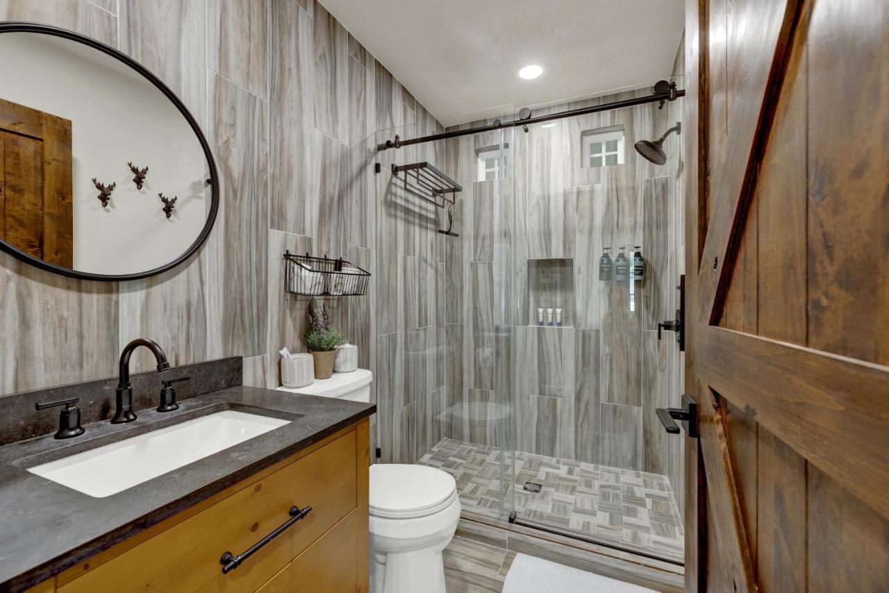 Southern Charm - Near Main With Hot Tub Fredericksburg Exterior foto