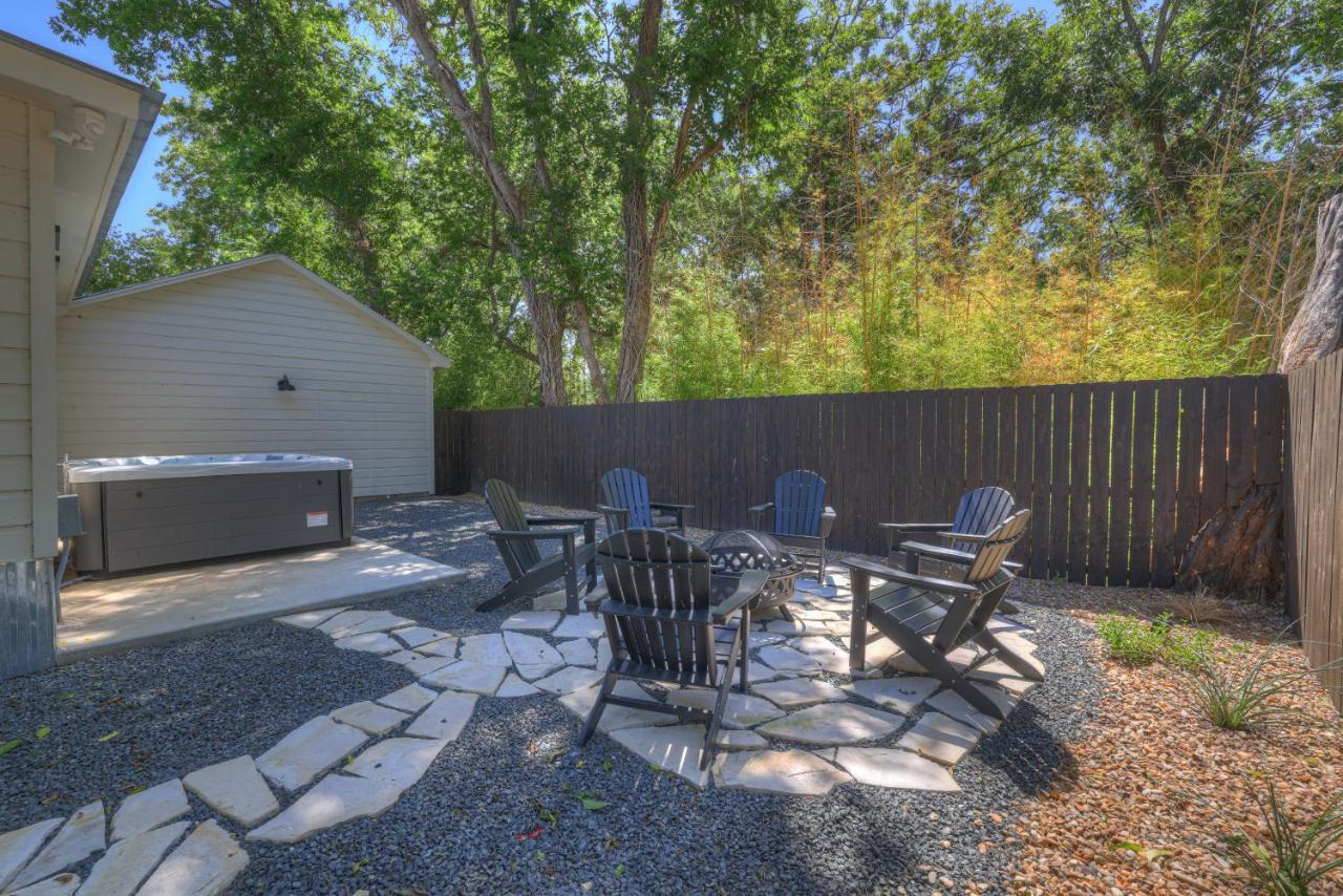 Southern Charm - Near Main With Hot Tub Fredericksburg Exterior foto