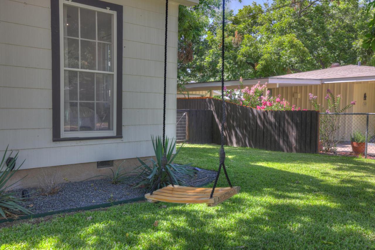Southern Charm - Near Main With Hot Tub Fredericksburg Exterior foto